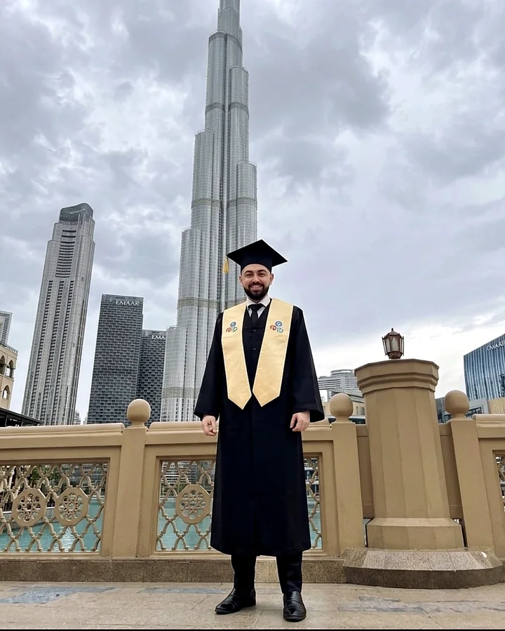 Andrew Mikhael في حفل التخرج من الماجستير — دبي